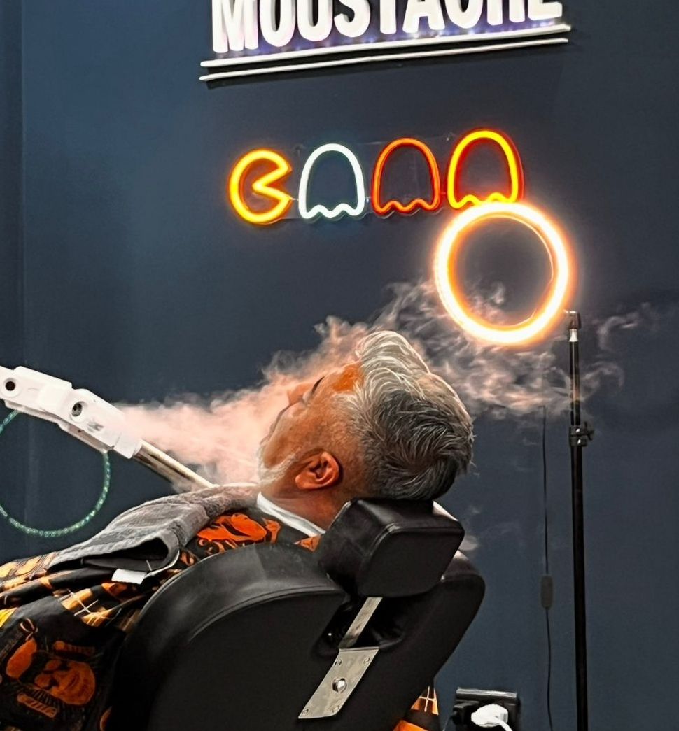 Corte clásico + Barba con vapor + Café de regalo