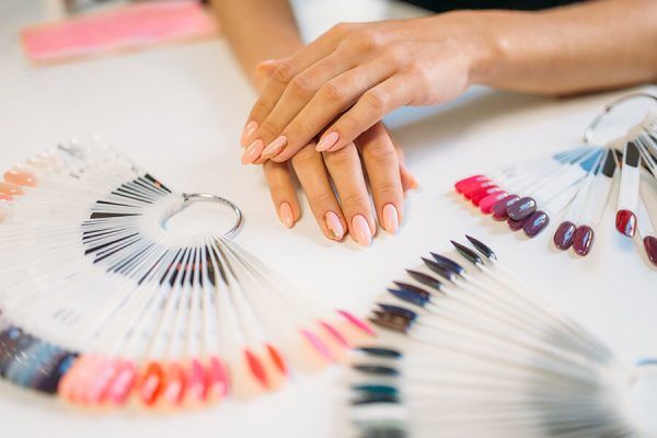 Manicure semipermanente con base + diseño